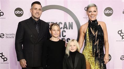 pink nude photo|Pink posts ‘embarrassing’ nude photo taken by husband Carey Hart